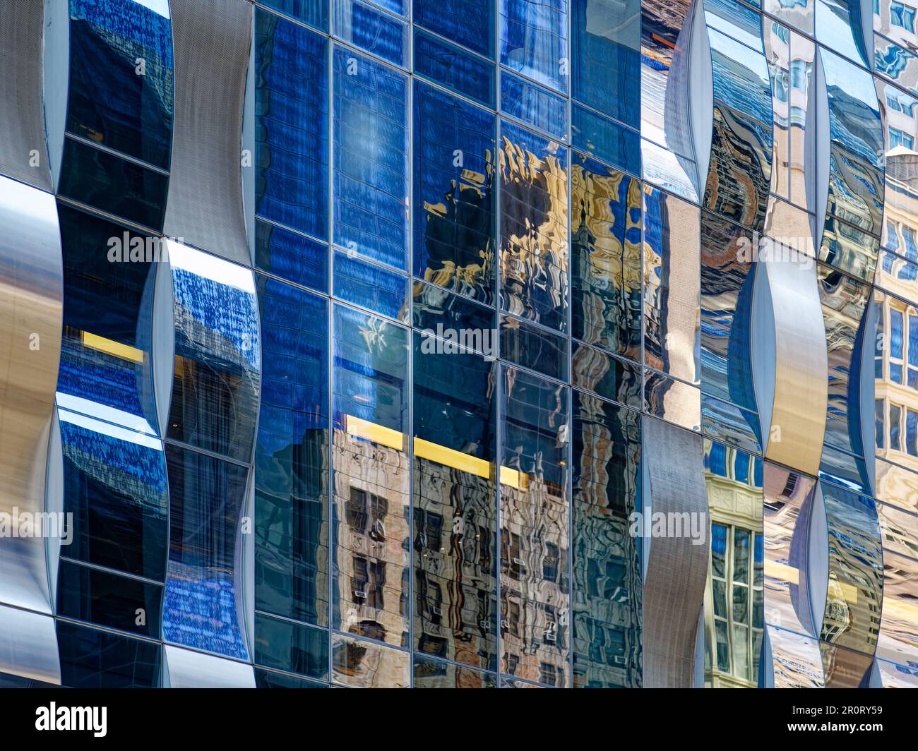 Doppelte Reflexion: Eine 57 spiegelt die 142 West 57. Street wider, die Trump Parc im Central Park South widerspiegelt. Stockfoto