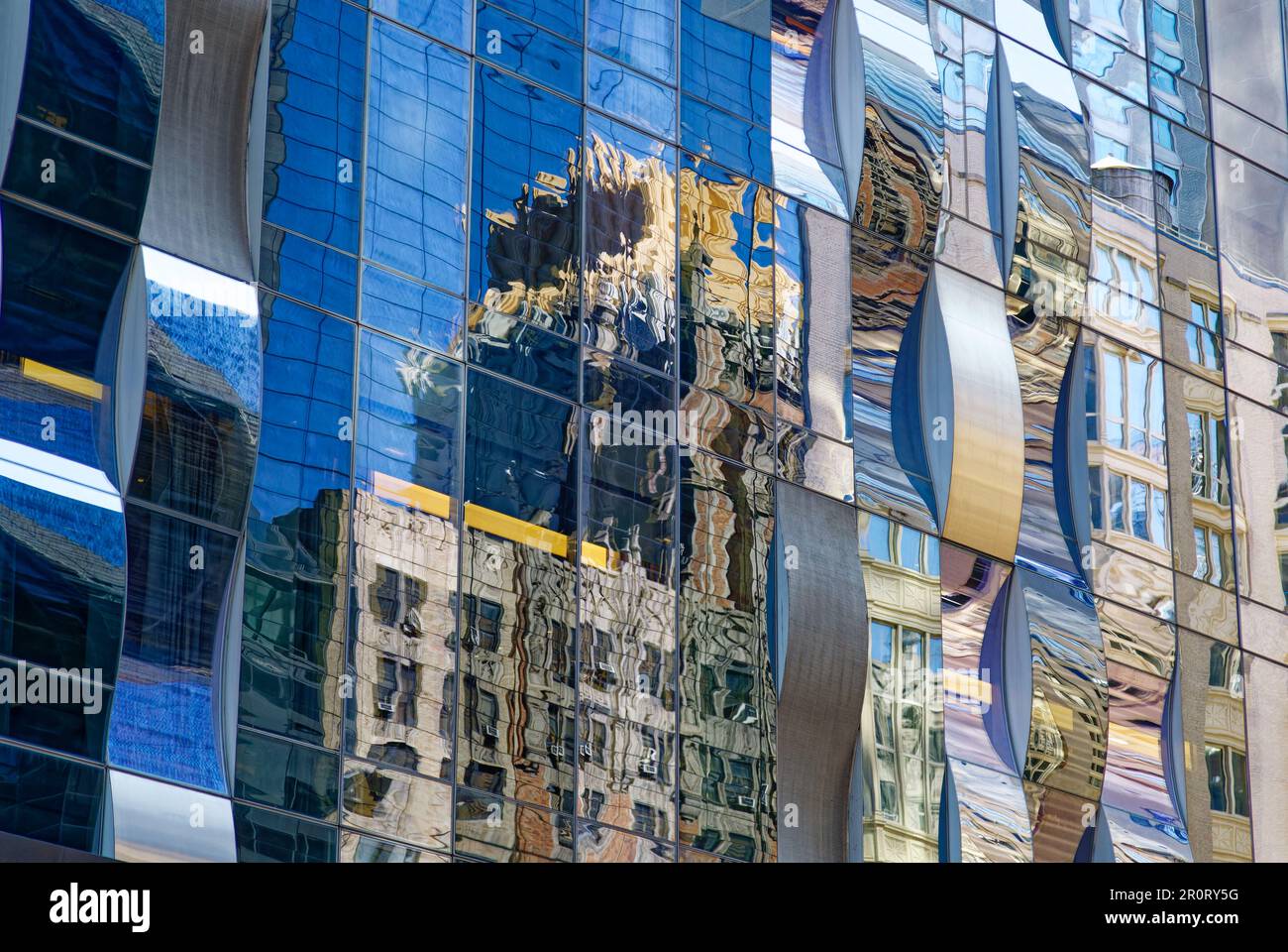Doppelte Reflexion: Eine 57 spiegelt die 142 West 57. Street wider, die Trump Parc im Central Park South widerspiegelt. Stockfoto