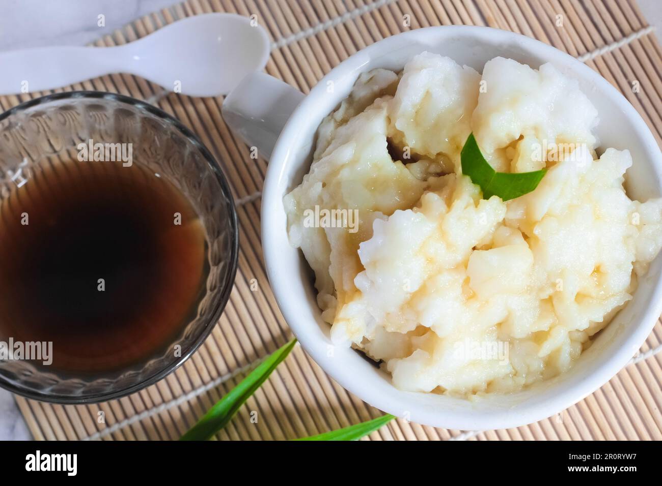 Bubur Sumsum. Dessertporridge aus Java aus Reismehl, Kokosmilch mit Palmzuckersirup. Beliebte Speisen während des Ramadan. Summen Stockfoto