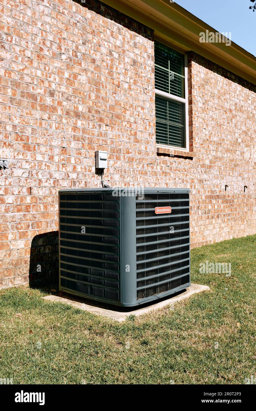 Goodman im Freien mit Klimaanlage oder Klimaanlage neben einem Wohnhaus in Alabama, USA. Stockfoto