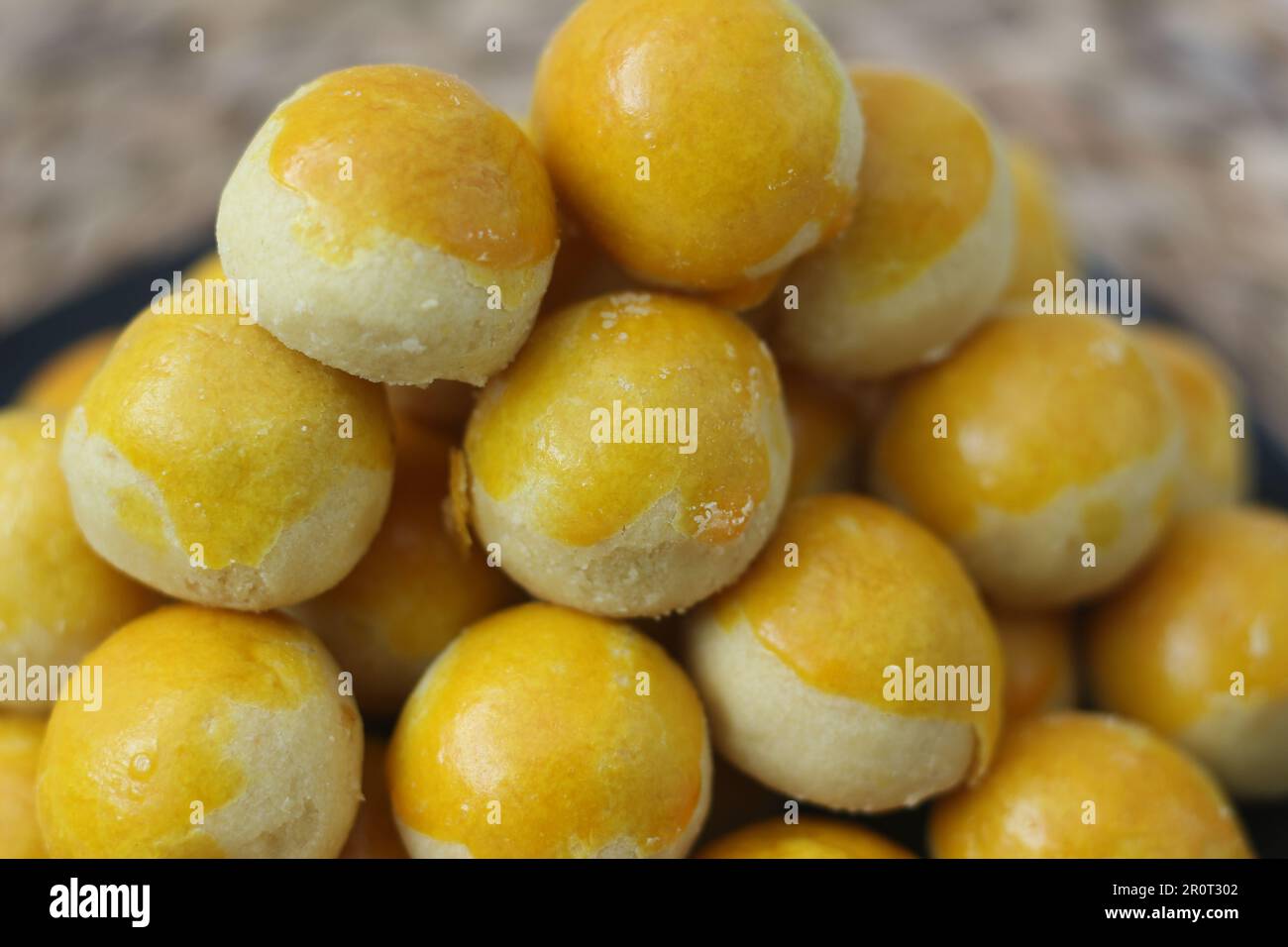 Nastar Cookies, Ananas Torten oder nanas Torte sind kleine, mundgerechte Gebäckstücke gefüllt oder garniert mit Ananasmarmelade, die man häufig bei Hari Raya oder Eid findet Stockfoto