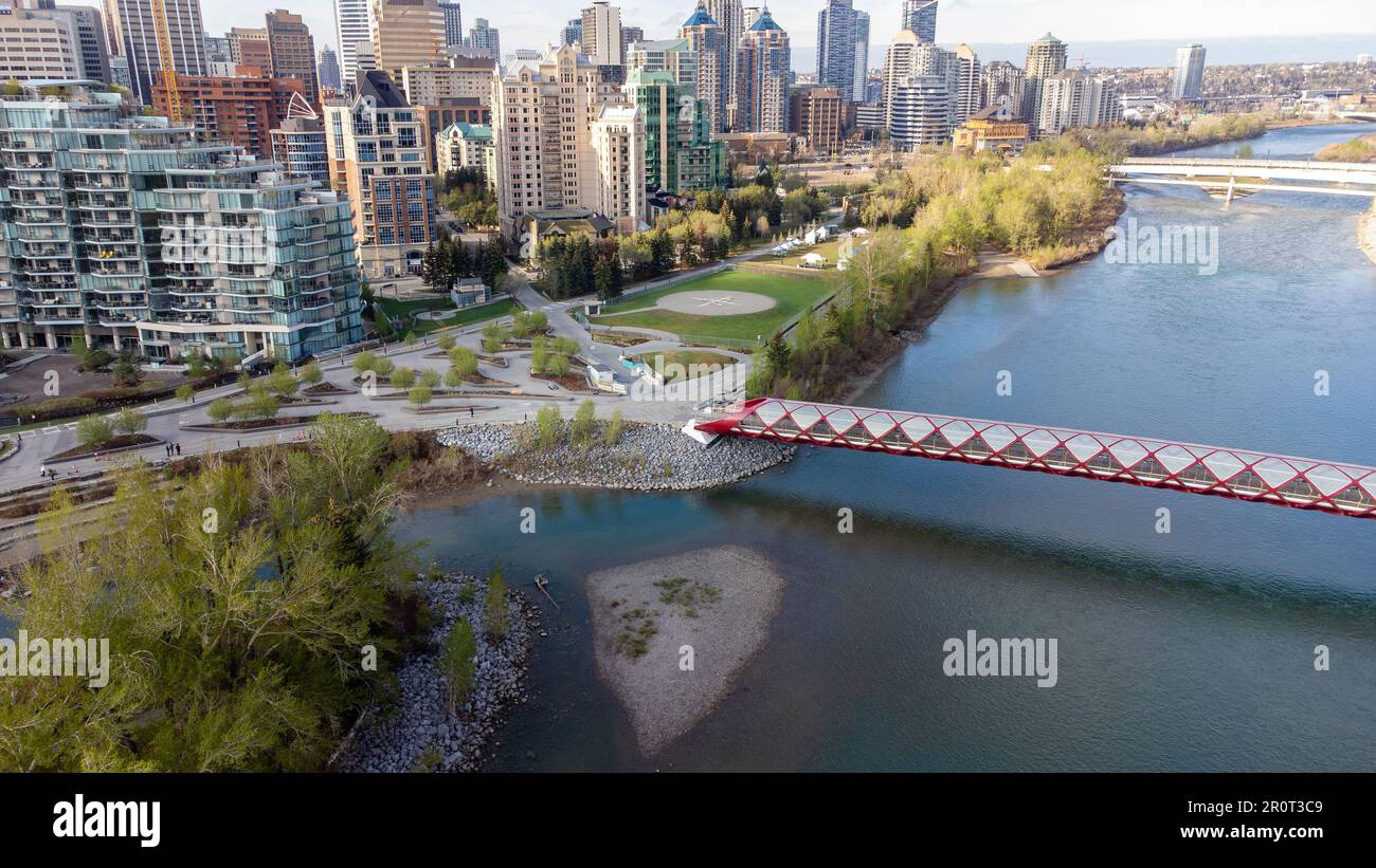 Die Skyline von Calgary am Bow River aus der Vogelperspektive. Stockfoto