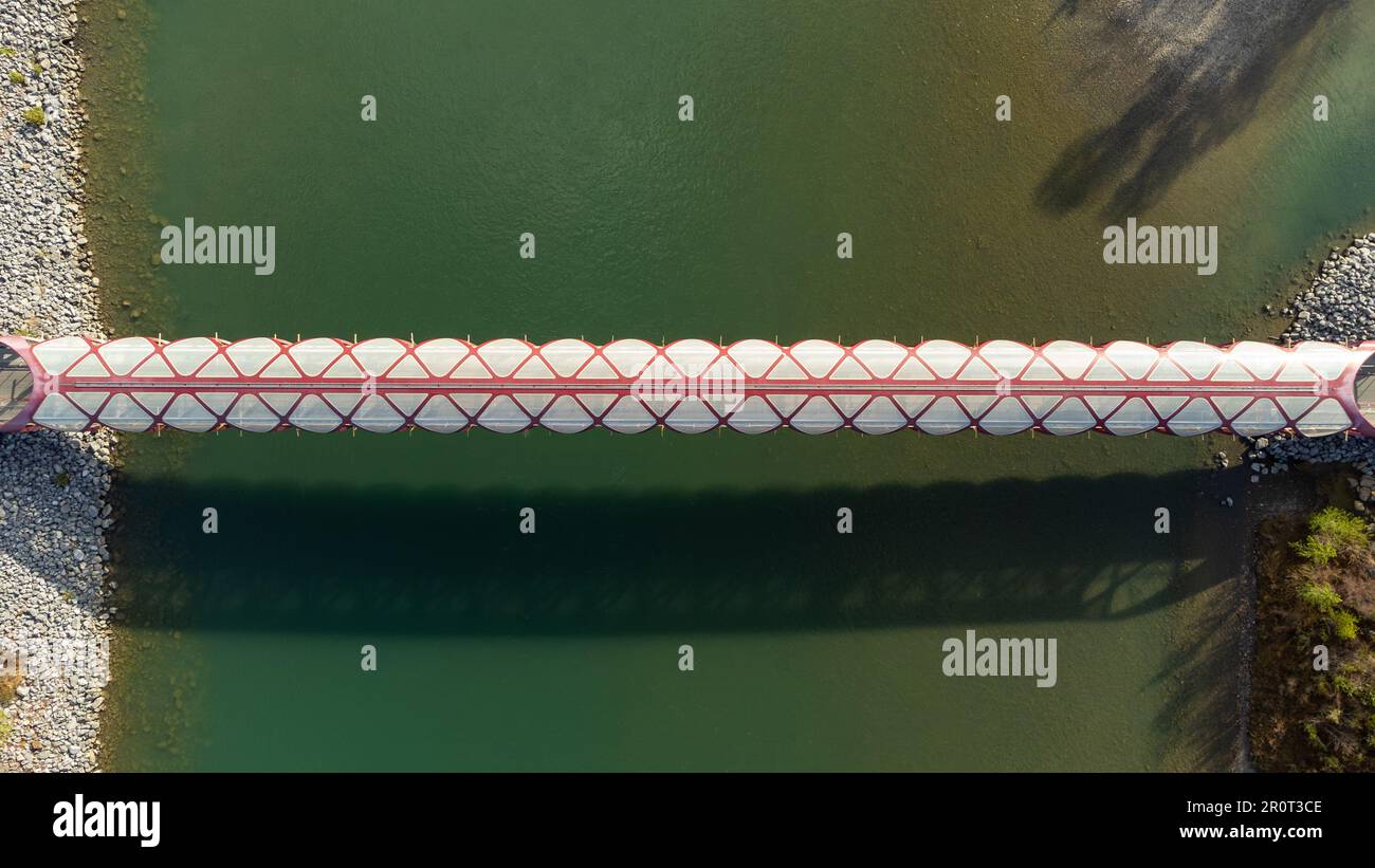 Blick auf eine Fußgängerbrücke über den Bow River in Calgary. Stockfoto