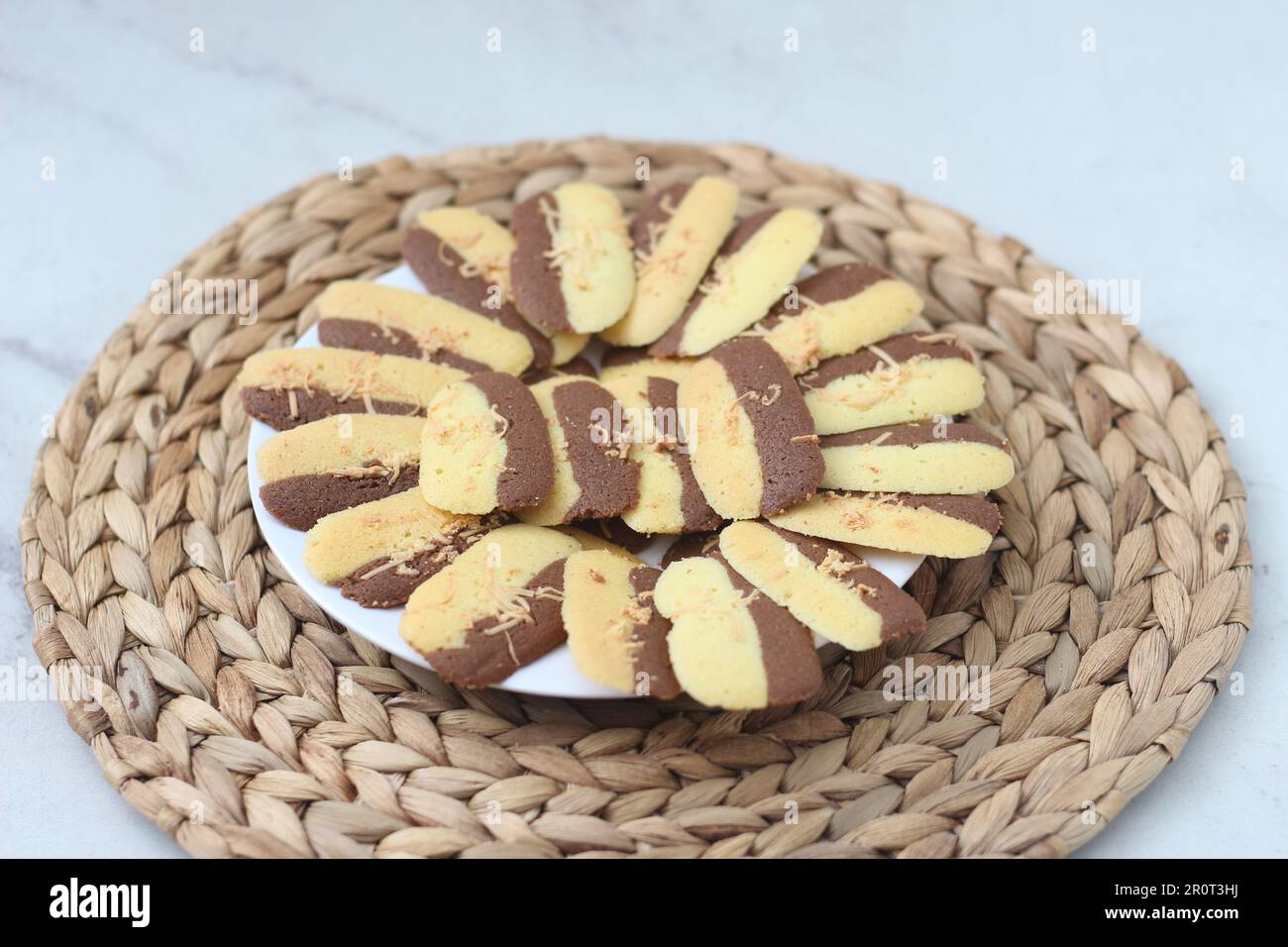 Kue Lidah Kucing oder Katzenzunge Kekse. Wird häufig während des Urlaubs am Eid Al Fitr serviert. Indonesische Weihnachtskekse. Stockfoto