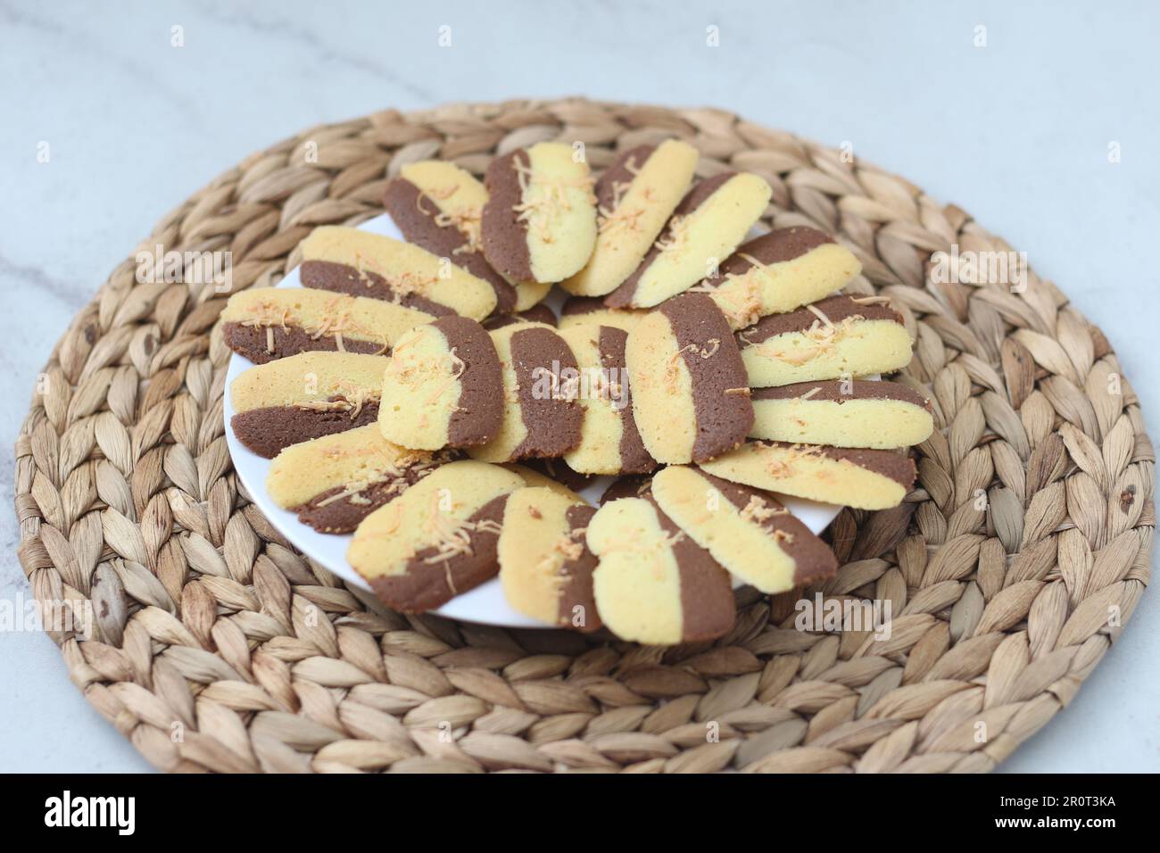 Kue Lidah Kucing oder Katzenzunge Kekse. Wird häufig während des Urlaubs am Eid Al Fitr serviert. Indonesische Weihnachtskekse. Stockfoto