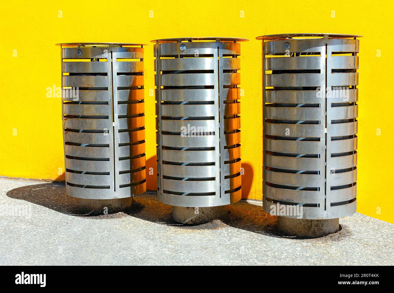 Moderne Mülltonnen. Stilvoller Müllcontainer. Städtische Abfallbehälter Stockfoto