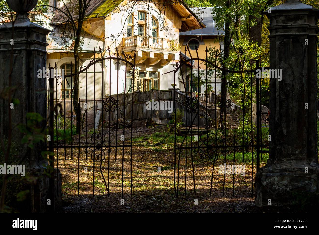 Landschaft in Form eines antiken Tors mit Säulen vor der Kulisse des Turliki-Anwesens, Obninsk, Russland Stockfoto