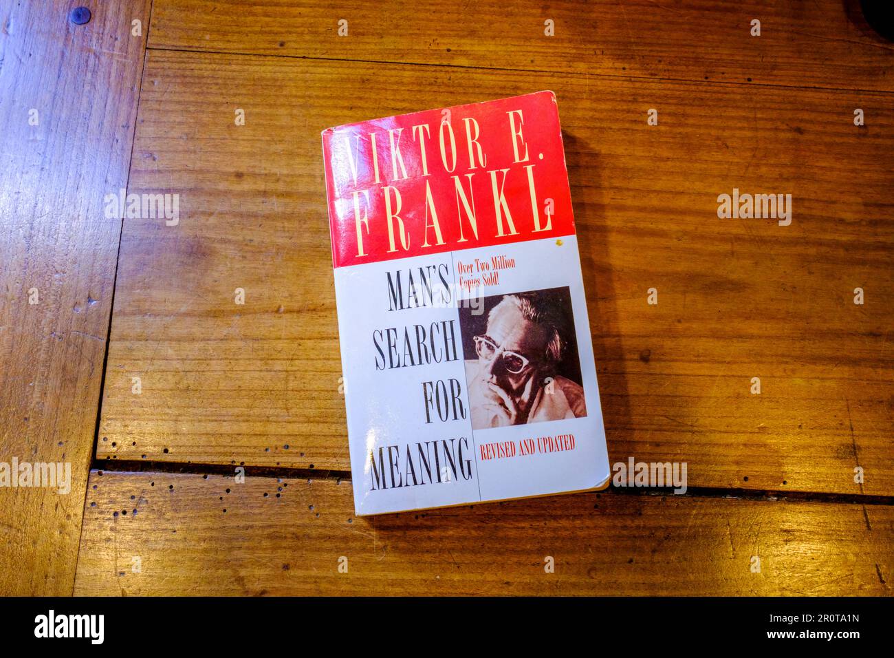 NEW ORLEANS, LA, USA - 28. APRIL 2023: Vorderseite von „man's Search for Sinning“, einem Buch von Viktor Frankl, das auf einem Holztisch liegt Stockfoto