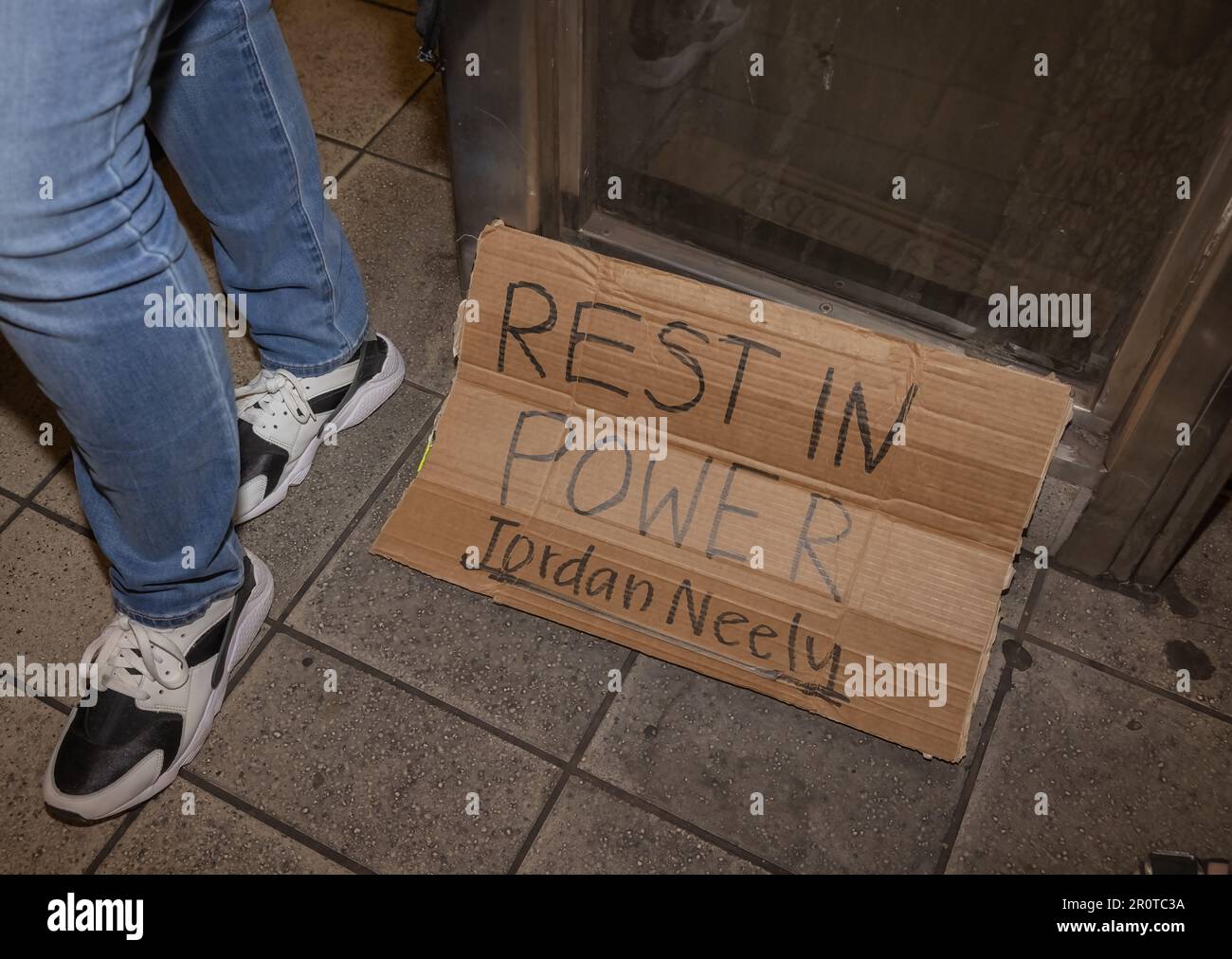 NEW YORK, NEW YORK. – 8. Mai 2023: Ein Schild zu Ehren des Würgeopfers Jordan Neely wird während einer Nachtwache in der U-Bahn-Station Broadway-Lafayette Street gesehen. Stockfoto