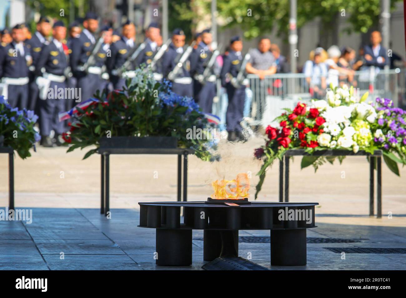 Marseille, Frankreich. 08. Mai 2023. Die Gedenkflamme erhellte unter dem Triumphbogen in Marseille während der Gedenkfeier vom 8. Mai 1945. Jedes Jahr markieren die Gedenkfeiern am 8. Mai 1945 ein wichtiges Datum, den Sieg der Alliierten über Nazideutschland und das Ende des Zweiten Weltkriegs in Europa. (Foto: Denis Thaust/SOPA Images/Sipa USA) Guthaben: SIPA USA/Alamy Live News Stockfoto