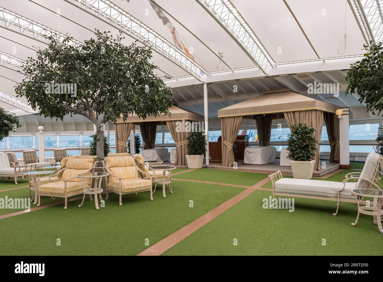 Yokohama, Japan 16. Juli 2016 - Cabanas und Liegestühle in dem nur für Erwachsene bestimmten Sanctuary des Kreuzfahrtschiffs Diamond Princess. Stockfoto