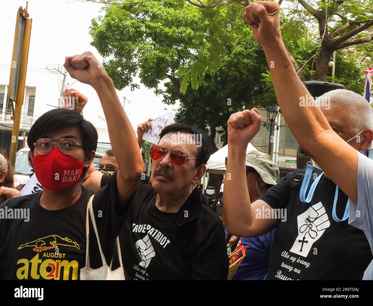 Von links aus erhebt Karl Patrick Suyat, Mitglied der einundzwanzig-Bewegung (ATOM) im August, zusammen mit einer anderen progressiven Gruppe während der Demonstration ihre Fäuste. Progressive Gruppen treffen sich auf der Plaza Roma in der Nähe des Comelec-Hauptbüros in Intramuros in Manila, um einen Protest gegen Wahlbetrug bei den letzten Präsidentschaftswahlen zu starten. Außerdem hielten sie eine Rosenkranzprozession, Interfaith, Mass and Solidarity Messages ab. Mai 9 ist ein Jahr her, seit der Tandemsieg Marcos-Duterte gewonnen hat. Sie glauben, dass die letzten Wahlergebnisse manipuliert wurden. (Foto: Josefiel Rivera/SOPA Images/Sipa USA) Stockfoto