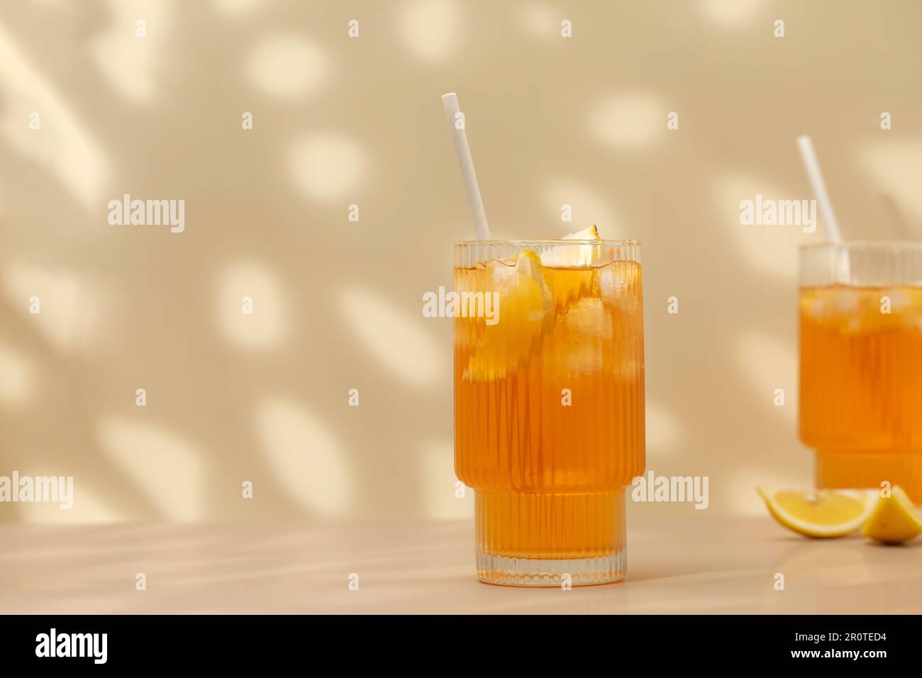 Gläser kalten Tee, Eiswürfel, Zitronenscheiben und einen Pfefferminzzweig. Kühle Sommergetränke. Speicherplatz kopieren Stockfoto