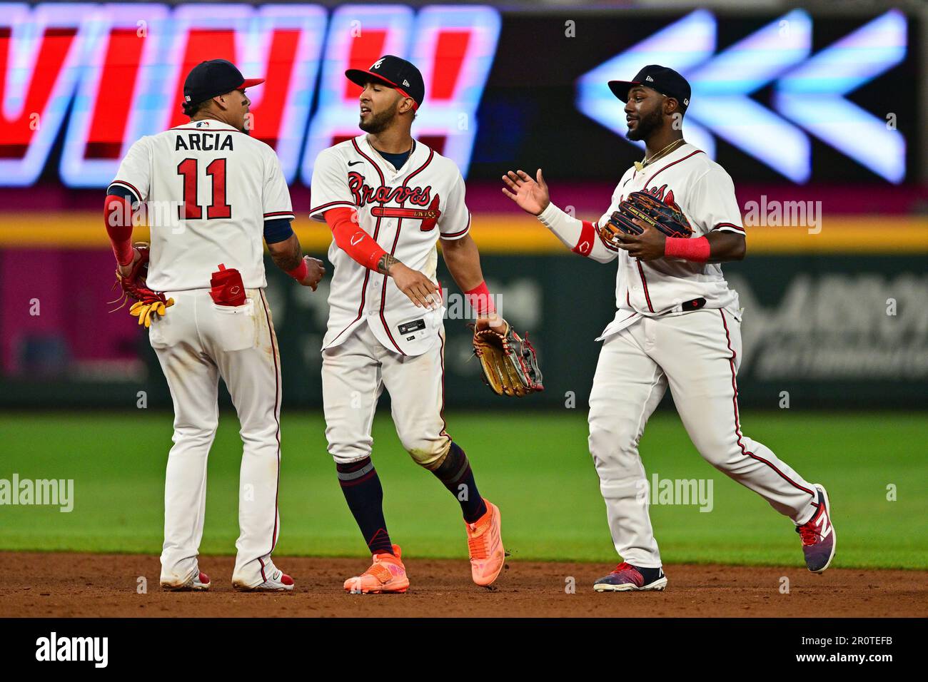 Atlanta, Usa. 09. Mai 2023. Atlanta Braves Shortstop Orlando Arcia (11) begrüßt den linken Fielder Eddie Rosario (C) und Mittelfeldspieler Michael Harris II (R) nach dem neunten Inning eines Major League Baseballspiels im Truist Park in Atlanta, Georgia, am Dienstag, den 9. Mai 2023. Atlanta gewann 9:3. Foto: David Tulis/UPI Credit: UPI/Alamy Live News Stockfoto