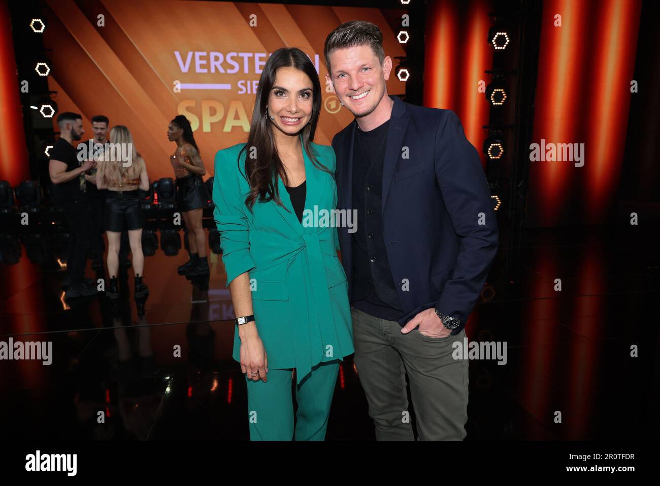 Berlin, Deutschland. 23. März 2023. Sportmoderatorin Lea Wagner und ehemaliger Skispringer Thomas Morgenstern sind Gäste einer Aufnahme der ARD-Show „Verstehen Sie Spaß? Die Show wird am 27. Mai 2023 ausgestrahlt. Kredit: Joerg Carstensen/dpa/Alamy Live News Stockfoto