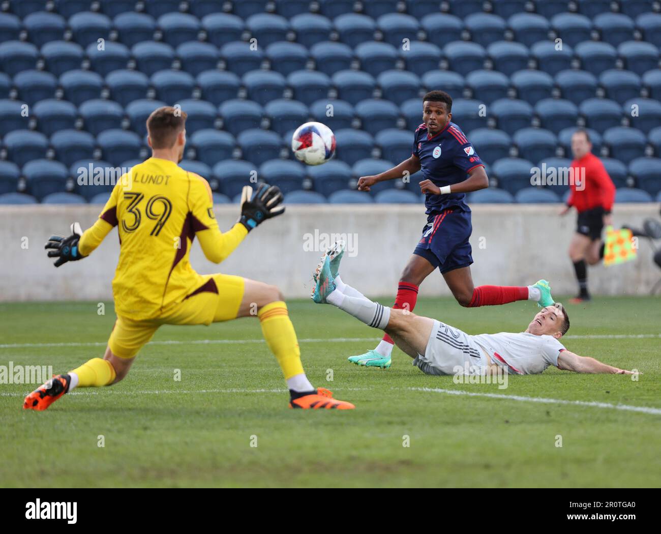 Chicago, USA, 09. Mai 2023. Maren Haile-Selassie (7) des MLS Chicago Fire FC beobachtet seinen Schuss auf dem Weg zum Tor während einer Lamar Hunt U.S. Open Cup Runde 32 Spiel gegen St. Louis CITY SC im SeatGeek Stadium in Bridgeview, IL, USA. Kredit: Tony Gadomski / All Sport Imaging / Alamy Live News Stockfoto