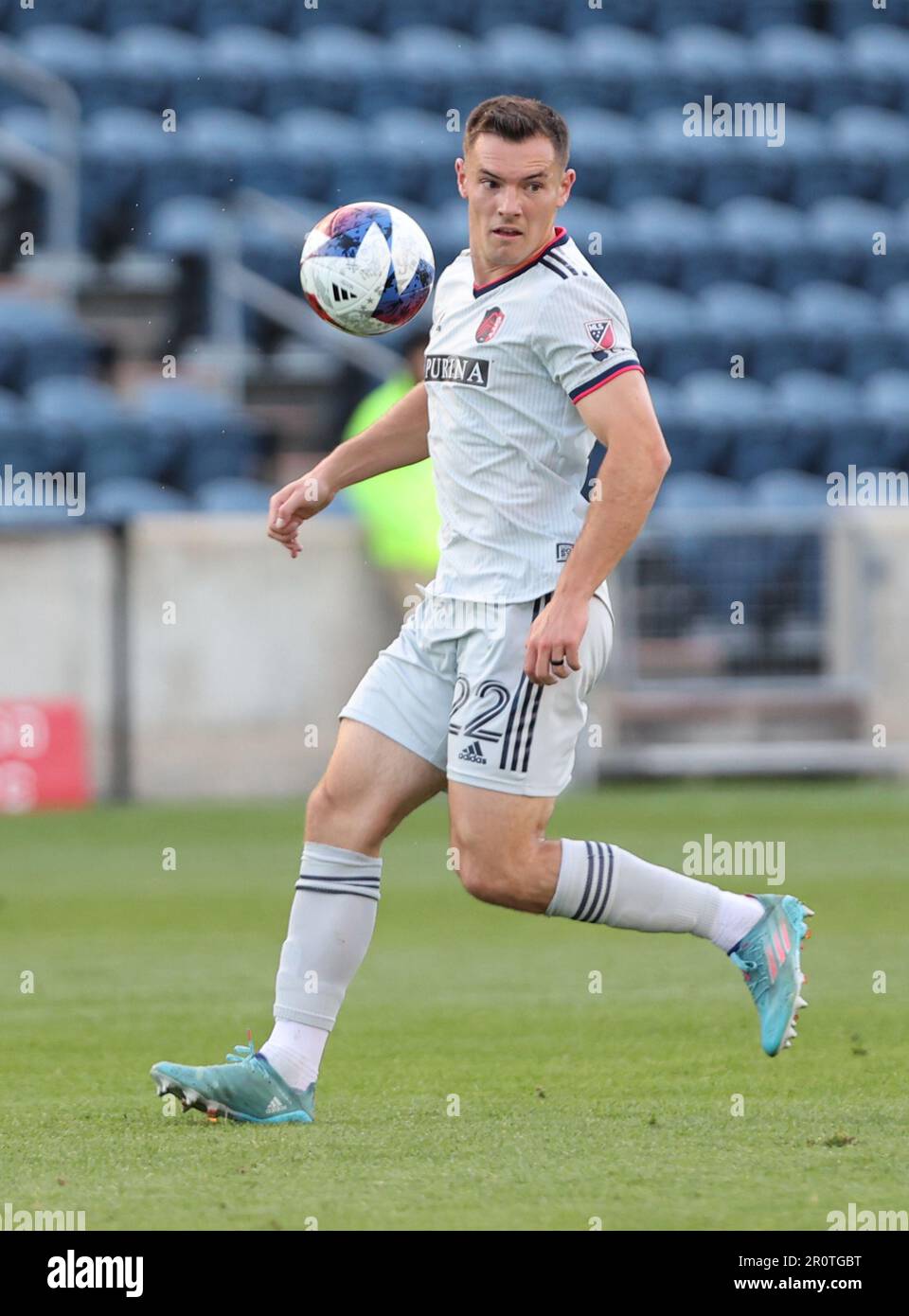 Chicago, USA, 09. Mai 2023. MLS St. Kyle Hiebert (22) von Louis CITY, SC, geht beim Lamar Hunt U.S. auf den Ball Open-Cup-Runde 32 gegen den Chicago Fire FC im SeatGeek Stadium in Bridgeview, IL, USA. Kredit: Tony Gadomski / All Sport Imaging / Alamy Live News Stockfoto