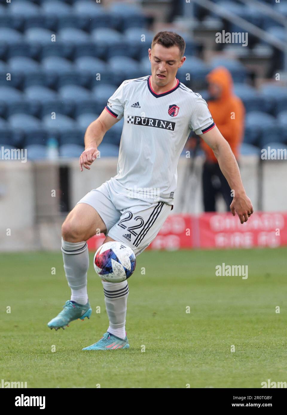 Chicago, USA, 09. Mai 2023. MLS St. Kyle Hiebert (22) von Louis CITY, SC, geht beim Lamar Hunt U.S. auf den Ball Open-Cup-Runde 32 gegen den Chicago Fire FC im SeatGeek Stadium in Bridgeview, IL, USA. Kredit: Tony Gadomski / All Sport Imaging / Alamy Live News Stockfoto