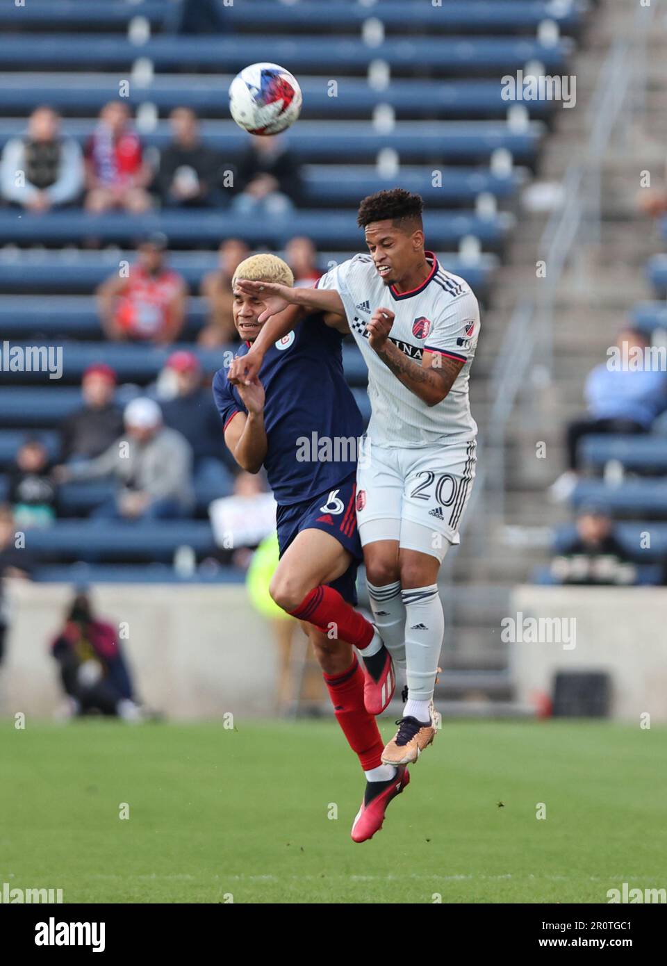 Chicago, USA, 09. Mai 2023. Miguel Navarro (6) und St. Akil Watts (20) von Louis CITY bei der Lamar Hunt U.S. geht es um den Ball Open-Cup-Runde des 32-Spiels im SeatGeek Stadium in Bridgeview, IL, USA. Kredit: Tony Gadomski / All Sport Imaging / Alamy Live News Stockfoto