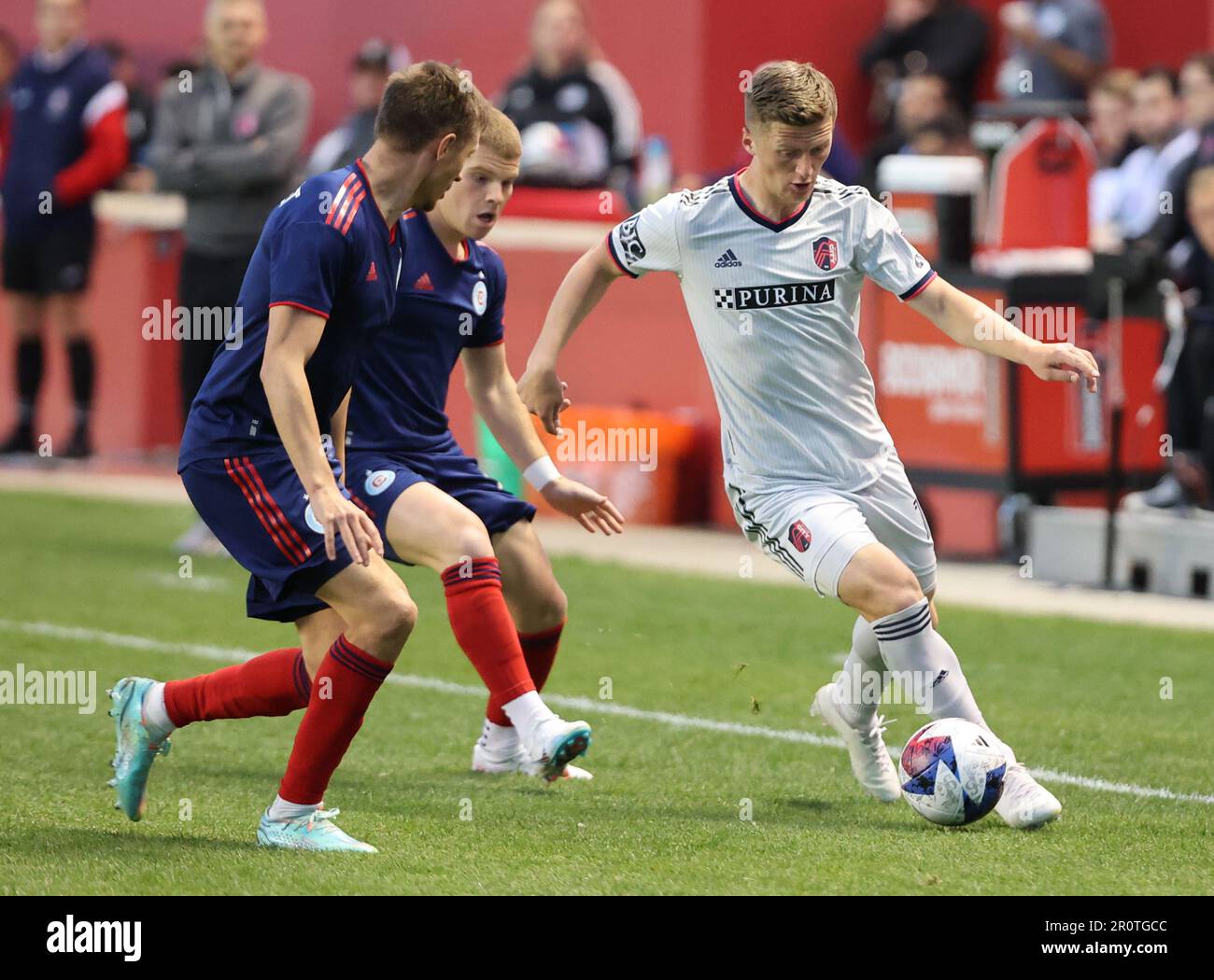 Chicago, USA, 09. Mai 2023. MLS St. Selmir Pidro (17) von Louis CITY, SC, übernimmt den Ball, während die Verteidiger des Chicago Fire FC während der Lamar Hunt U.S. näher kommen Open-Cup-Runde des 32-Spiels im SeatGeek Stadium in Bridgeview, IL, USA. Kredit: Tony Gadomski / All Sport Imaging / Alamy Live News Stockfoto