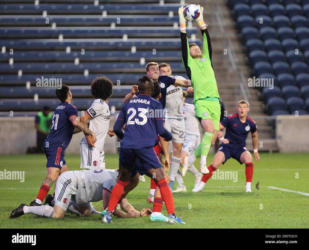 Chicago, USA, 09. Mai 2023. Der Torwart des MLS Chicago Fire FC, Spencer Richey, erhält einen Eckkick von St. Louis CITY SC während einer Lamar Hunt U.S. Open-Cup-Runde des 32-Spiels im SeatGeek Stadium in Bridgeview, IL, USA. Kredit: Tony Gadomski / All Sport Imaging / Alamy Live News Stockfoto