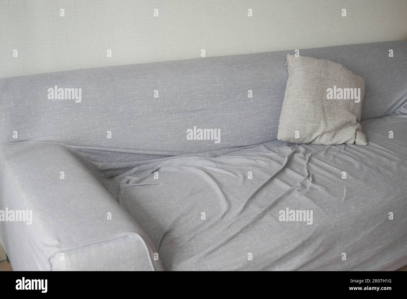 Dreckiges Sofa mit Kissen Stockfoto