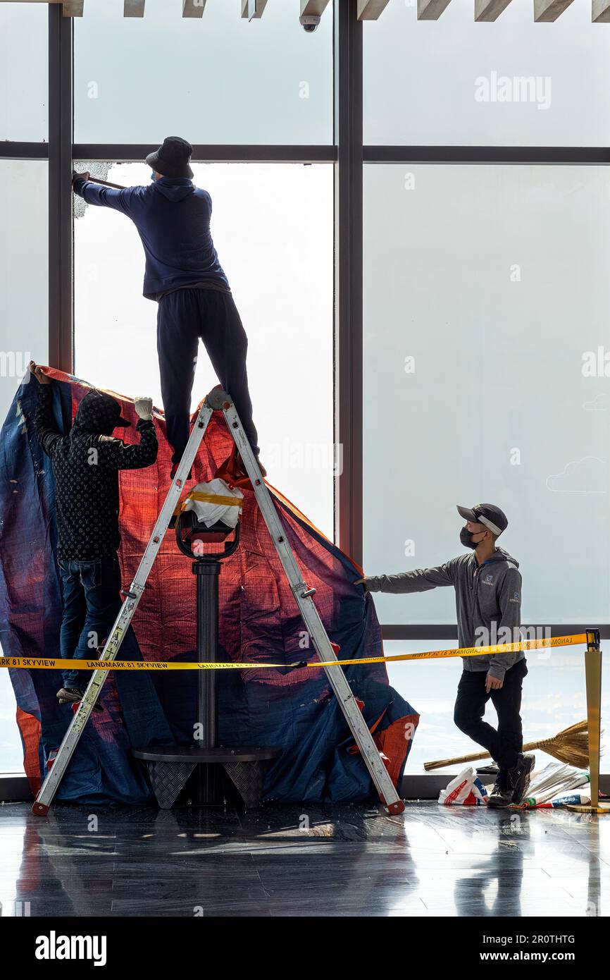 Vietnamesische Arbeiter ersetzen zerbrochene Glasfenster im Landmark 81 Tower, Ho Chi Minh City, Vietnam Stockfoto
