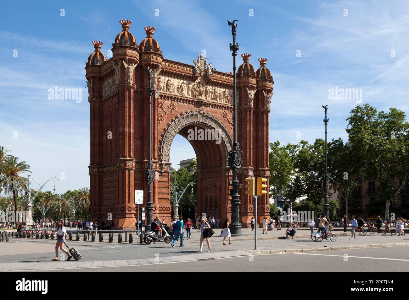 Barcelona, Spanien - Juni 08 2018: Menschen, die um den Triumphbogen laufen. Stockfoto