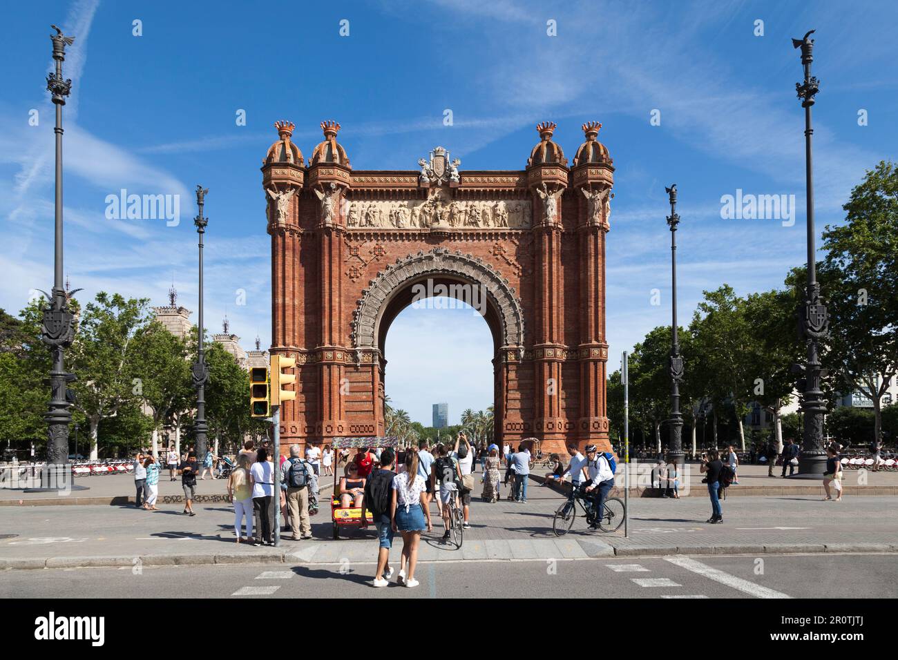 Barcelona, Spanien - Juni 08 2018: Der Arc de Triomf oder Arco de Triunfo auf Spanisch ist ein Triumphbogen, der vom Architekten Josep Vilaseca i Casanovas, Stockfoto