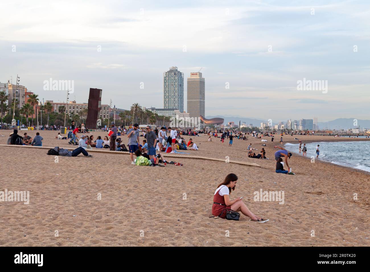 Barcelona, Spanien - Juni 08 2018: Menschen am Strand in der Nähe des Yachthafens. Stockfoto