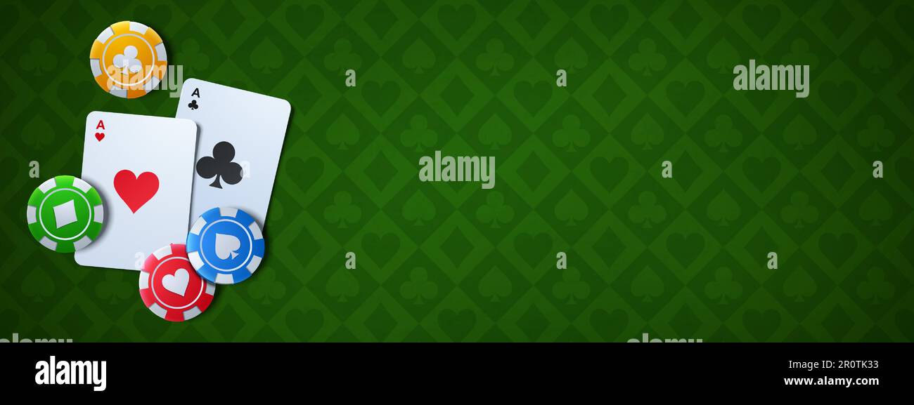 Realistische Ass-Karten und Chips auf grünem Hintergrund. Vektordarstellung von Spielmarken mit Herzen, Pik, Clubs, Diamanten-Ikonen. Bannervorlage für Pokerspiele. Chance auf den Jackpot Stock Vektor