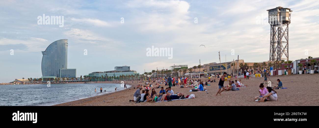 Barcelona, Spanien - Juni 08 2018: Menschen am Strand in der Nähe des Yachthafens. Stockfoto