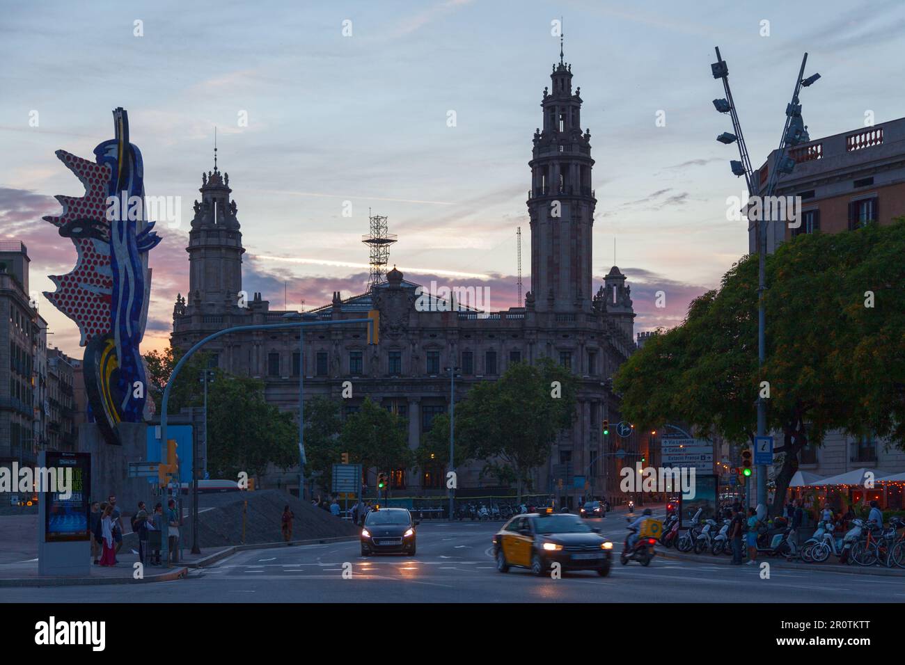 Barcelona, Spanien - Juni 08 2018: Postamt am Plaza d'Antonio López bei Sonnenuntergang. Stockfoto