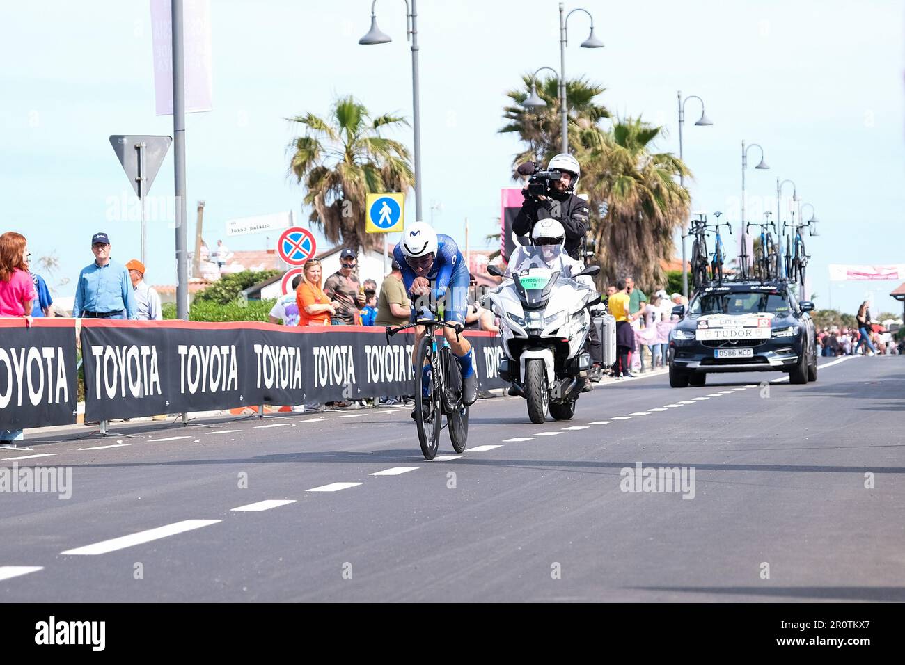 William Barta von den Vereinigten Staaten und Team Movistar springen während der ersten Etappe des Giro d'Italia 2023 von 106. an der Costa dei Trabocchi. Stockfoto