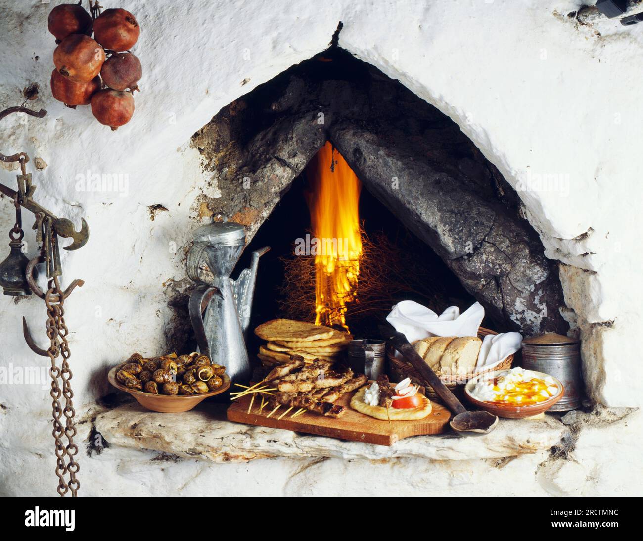 Kretische Mahlzeit im traditionellen Holzofen zubereitet Stockfoto