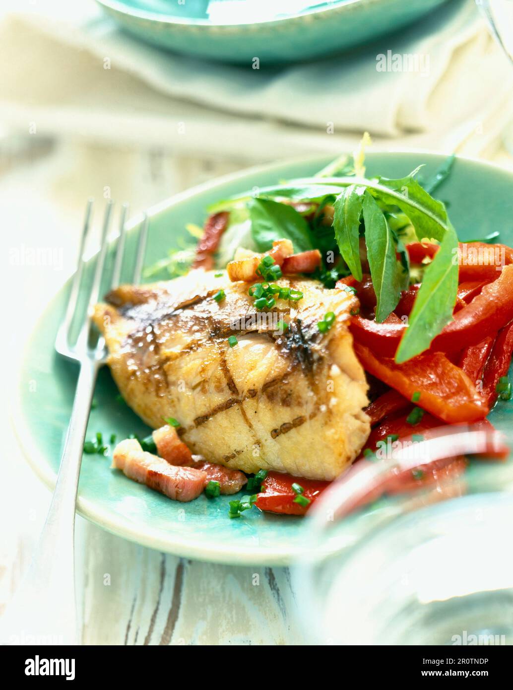 Gegrilltes Seebrassen-Filet und roter Pfeffer Stockfoto