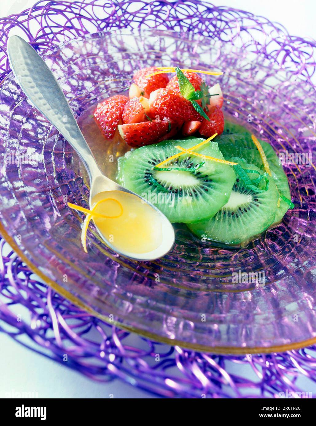 Obstsalat Kiwi und Erdbeeren- und Orangensaft Stockfoto
