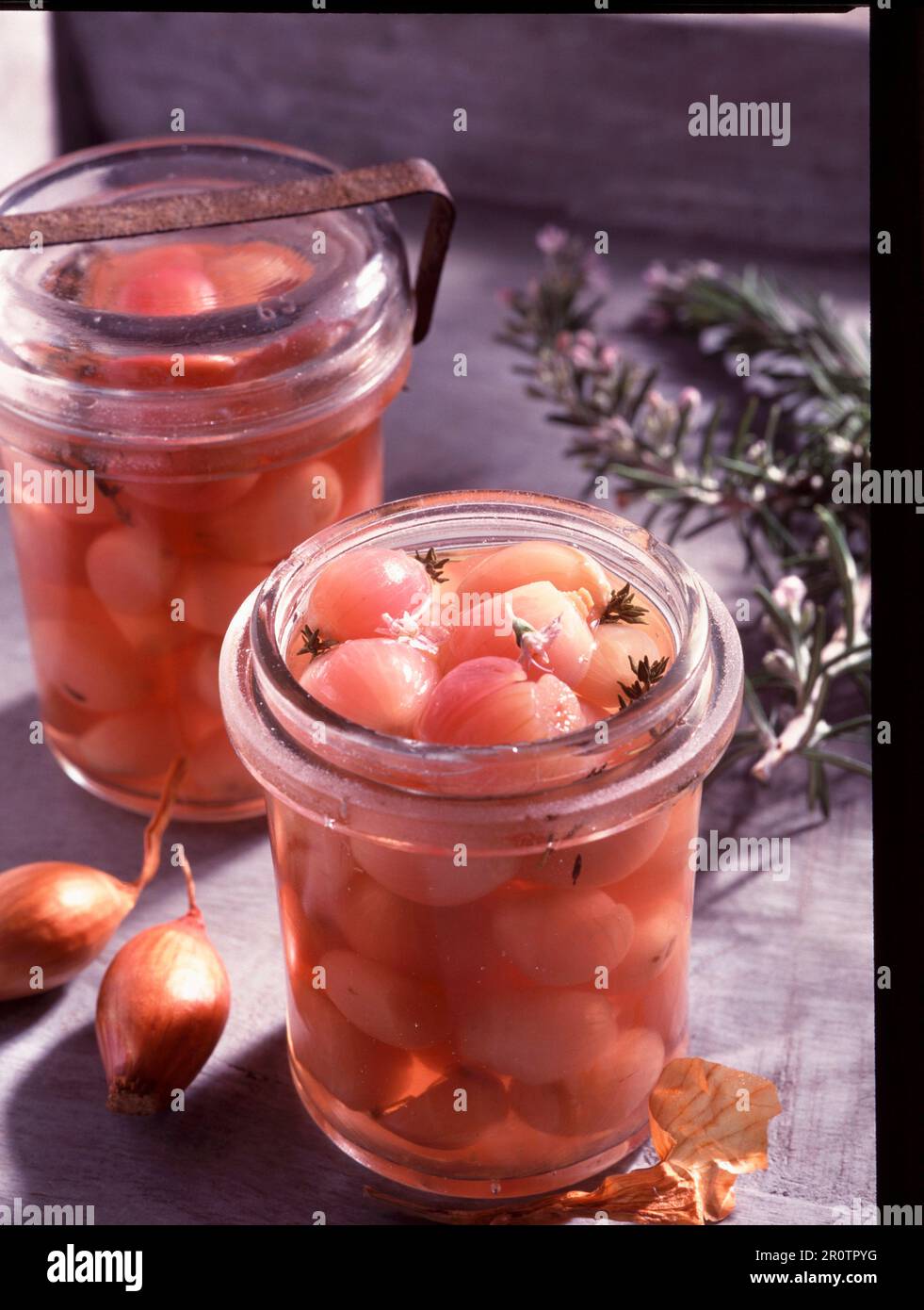 Eingelegte Schalotten in Apfelessig Stockfoto