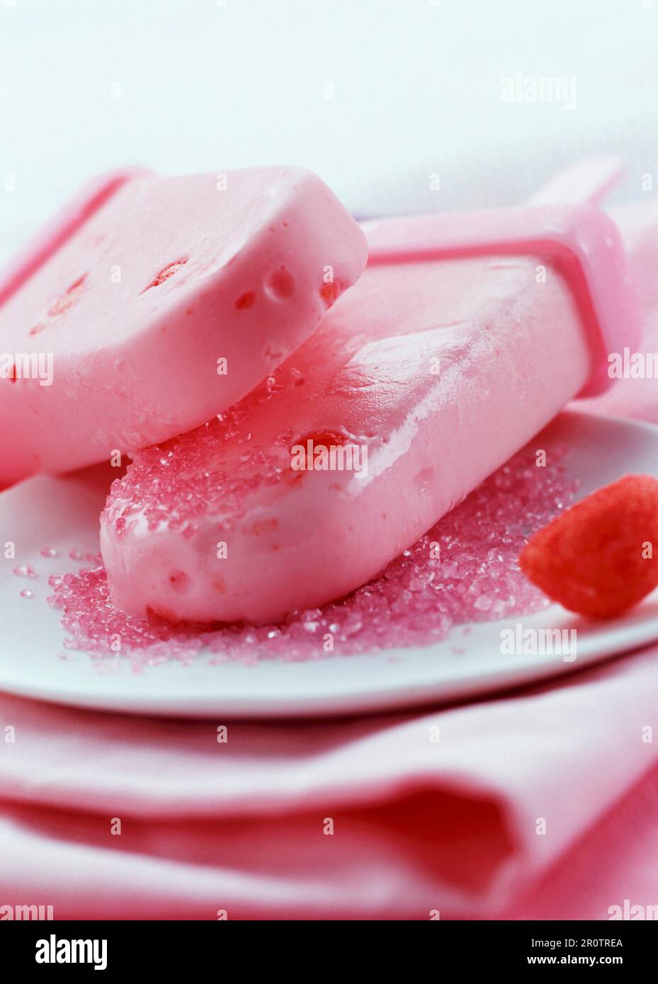 Erdbeer-Süßigkeiten-Eislollies Stockfoto