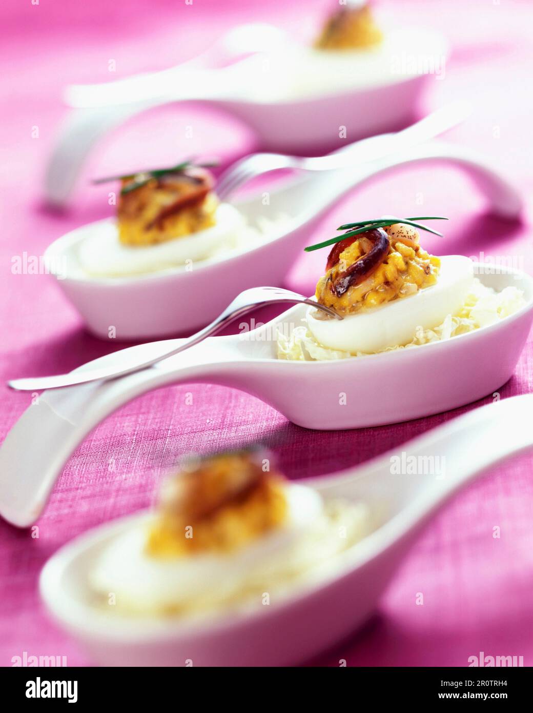 Hartgekochte Mimosa-Eier mit Elchpaste und Sardellen Stockfoto