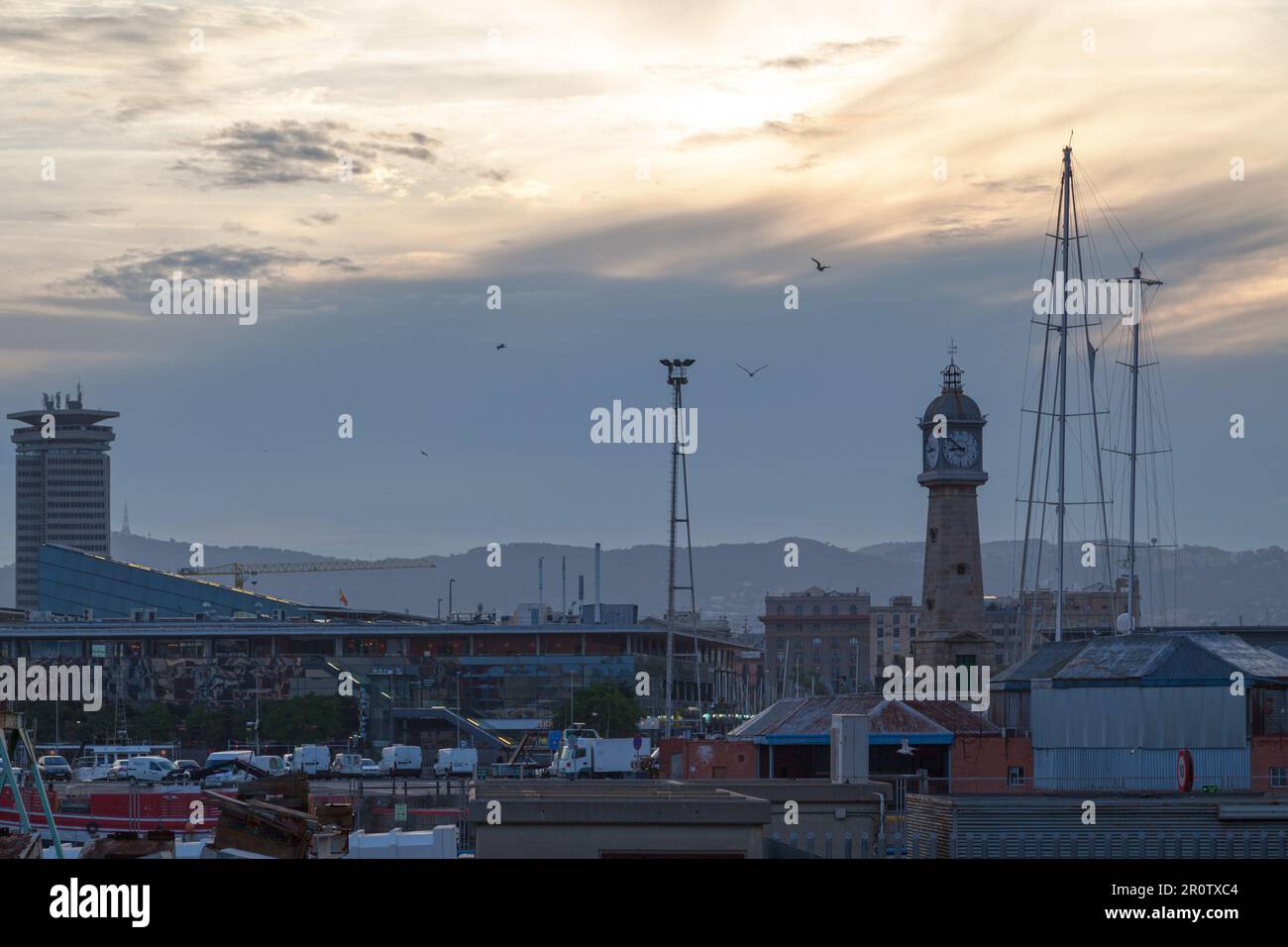 Barcelona, Spanien - Juni 08 2018: Port Vell mit dem Uhrenturm Barceloneta bei Sonnenuntergang. Stockfoto