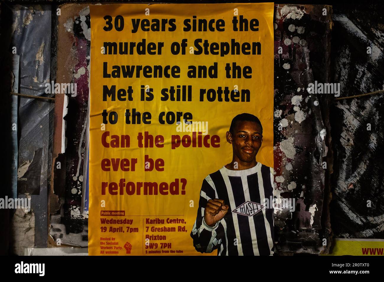 Stephen Lawrence, ein Poster des ermordeten Schuljungen, ist in Peckham zu sehen. Der 18-Jährige wurde am 22. April 1993 mit seinem Freund Duwayne Brooks an einer Bushaltestelle in Eltham, Südosten Londons, in einem unprovozierten Angriff einer Gang weißer Jugendlicher erstochen. Stockfoto