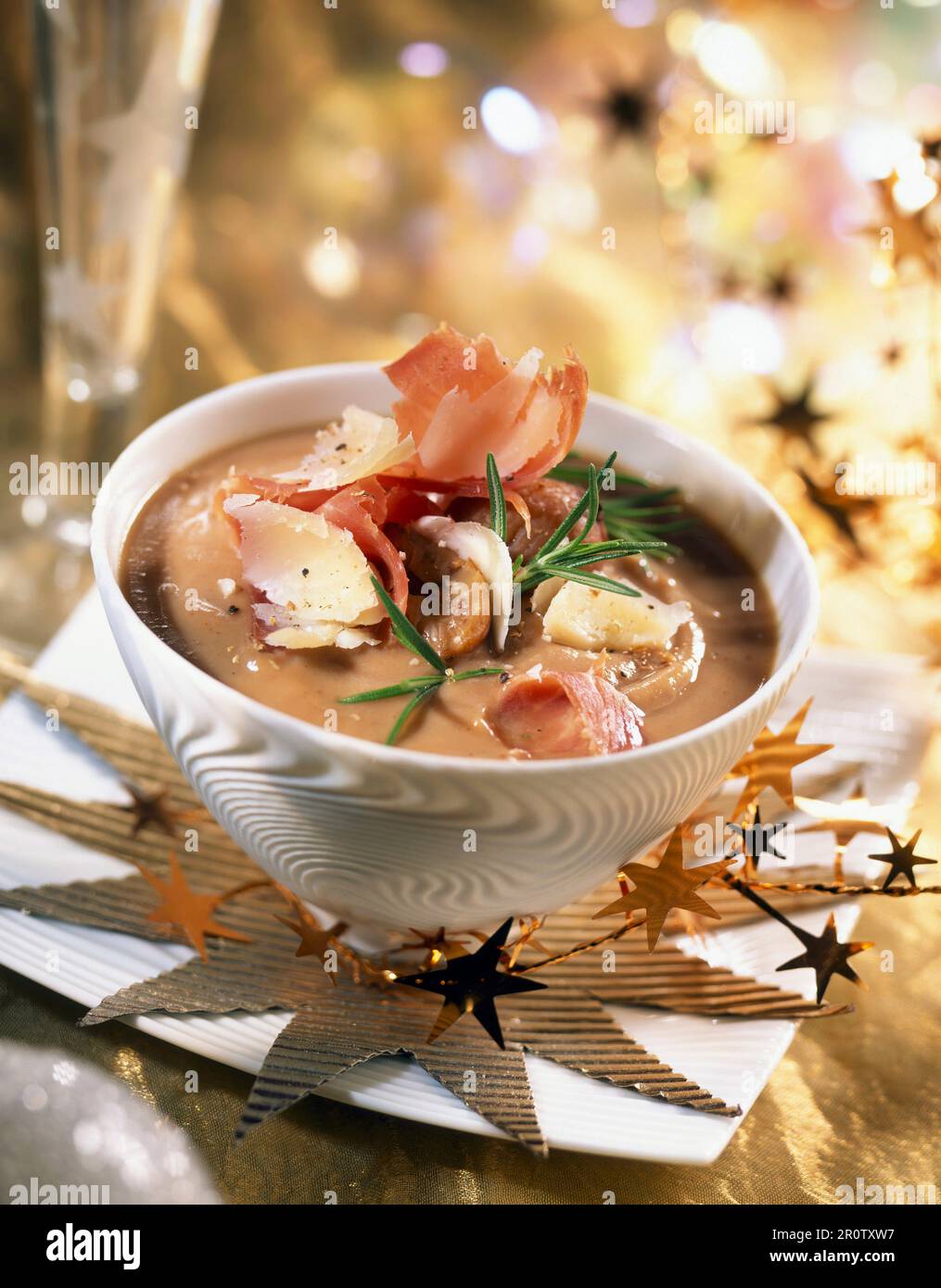 Rahmspinat Kastaniensuppe mit Flocken von Serrano-Schinken und parmesan Stockfoto