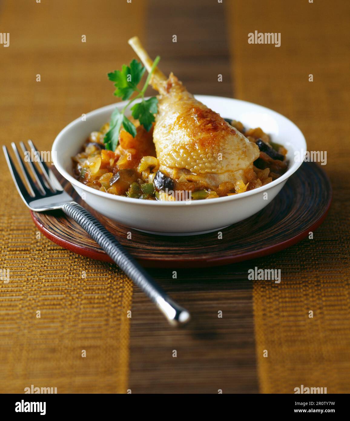 Hühnerschenkel und Ratatouille Stockfoto