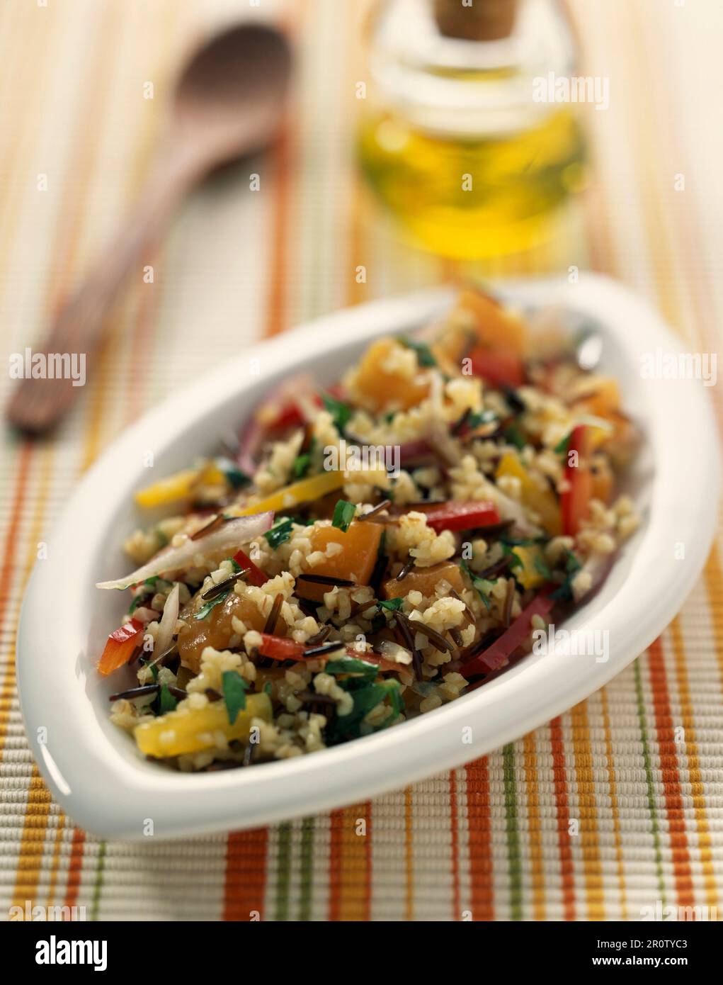 Bulghour, Pfeffer und Kürbis-Salat Stockfoto