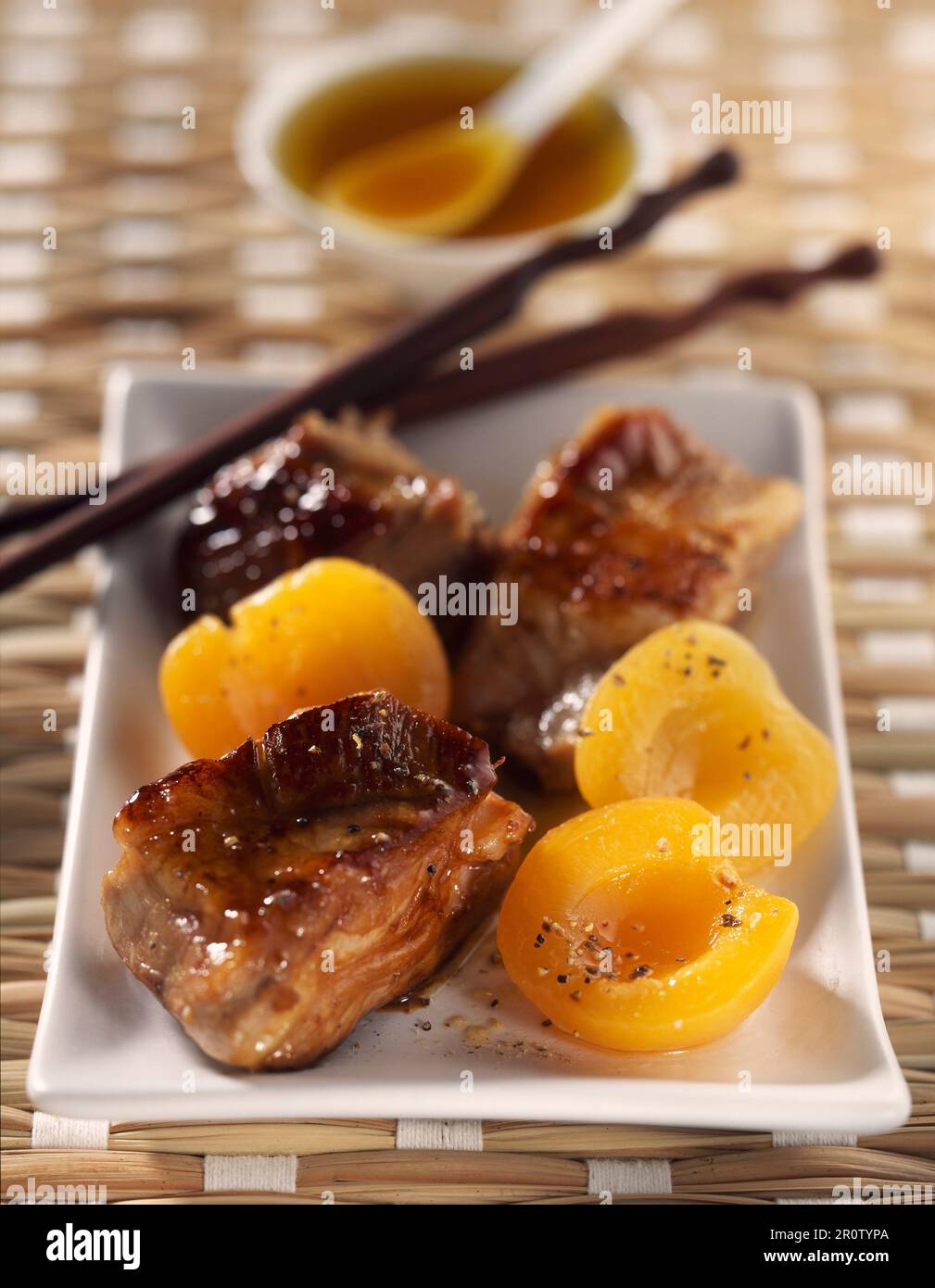 Spareribs mit gebratenen Aprikosen und Orangenblüten Honig Stockfoto