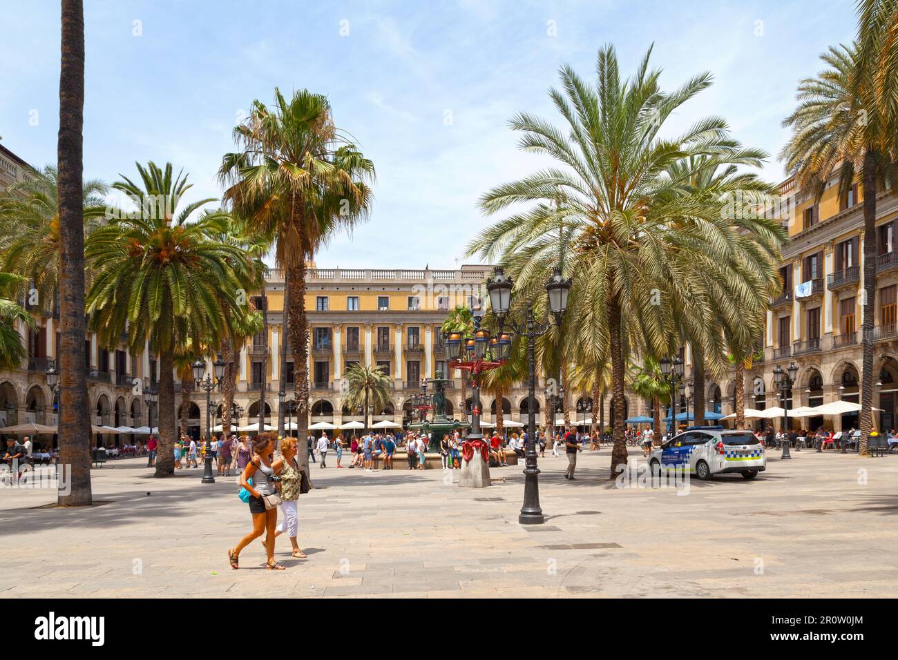Barcelona, Spanien - Juni 08 2018: Der Springbrunnen der drei Graces (Katalanisch: Font de les Tres Gràcies) befindet sich auf der Plaza Real de Barcelona, in Th Stockfoto