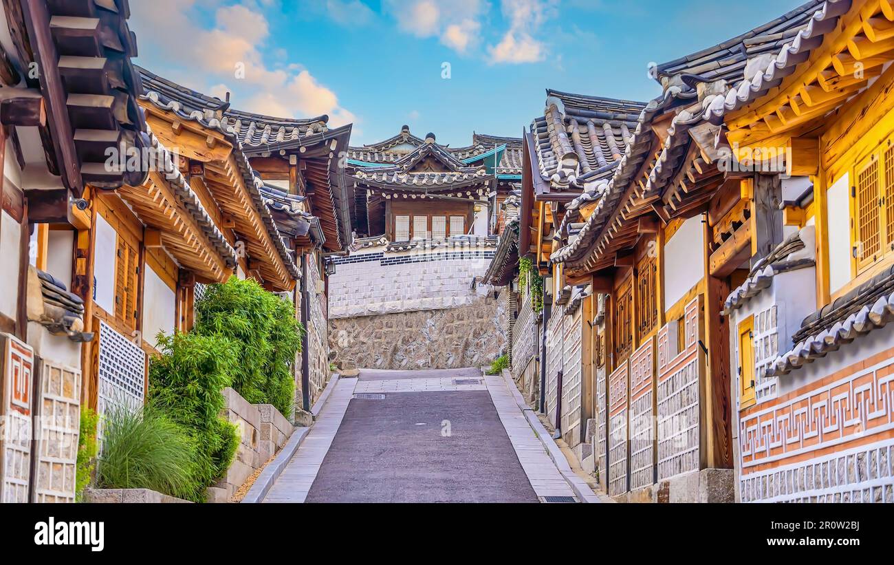 Dorf Bukchon Hanok mit Skyline von Seoul, Stadtbild Südkoreas bei Sonnenuntergang Stockfoto