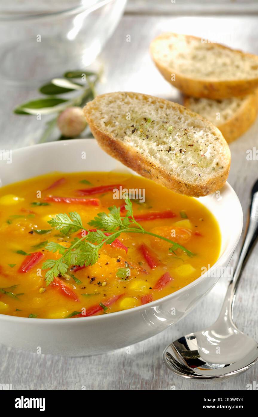 Kürbissuppe mit Paprika und Mais Stockfoto