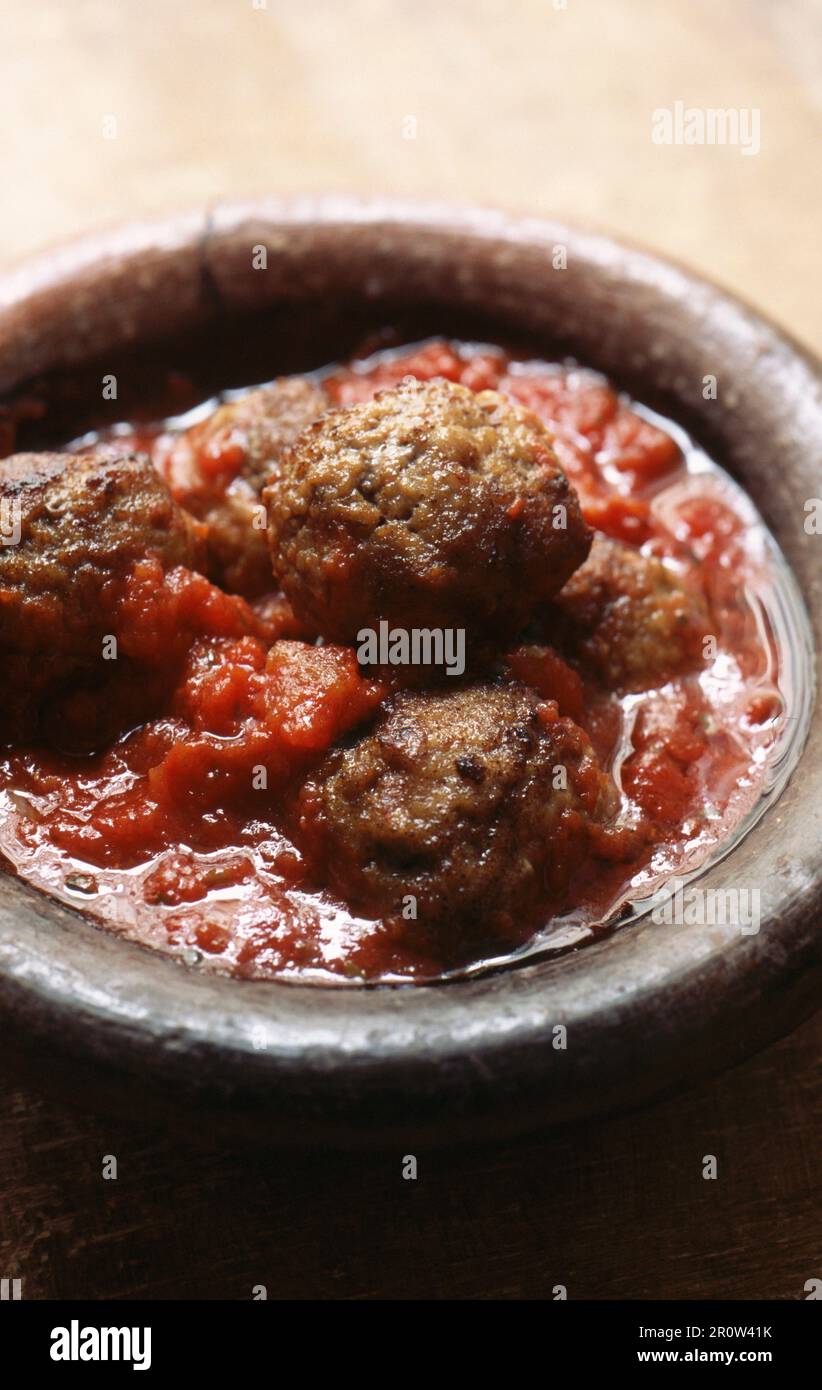 Fleischbällchen mit Tomaten- und Zwiebelsauce Stockfoto